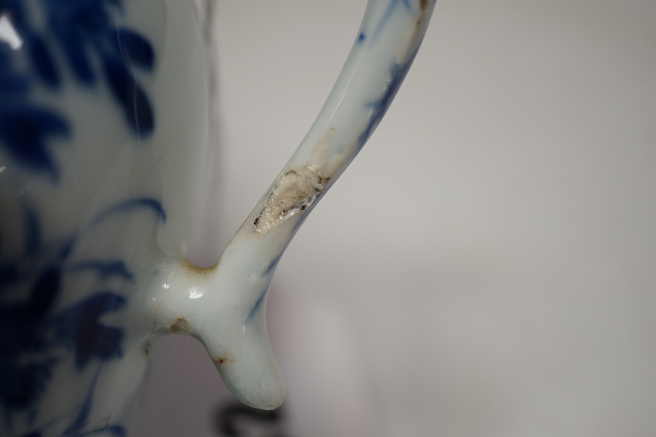 A Chinese Kangxi period blue and white small ewer, with unmarked English white metal cover, 14,5cm high